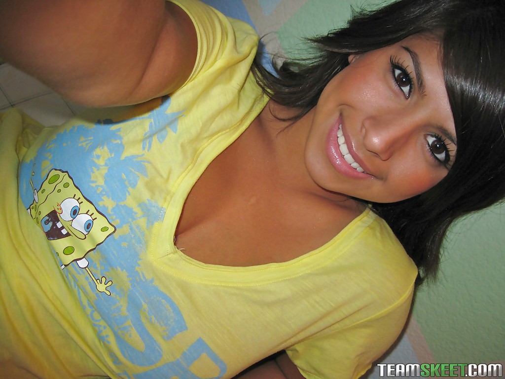 Smiley latina amateur layla rose showcasing ihre Krüge und rasierten Schlitz
 #51260624
