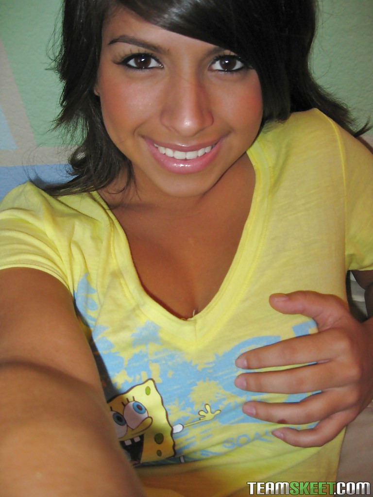 Smiley latina amateur layla rose showcasing ihre Krüge und rasierten Schlitz
 #51260625