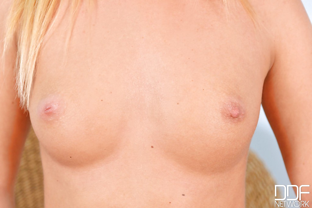 Entkleidete Blondine Christine zeigt ihre winzigen Titten in Nahaufnahme
 #51284205