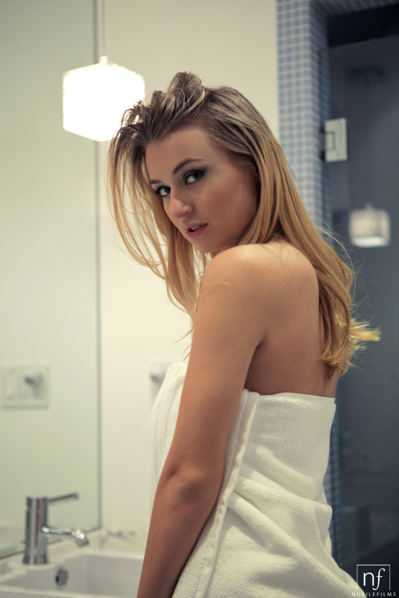 Sexy Blondine Natalia Star zeigt große Brüste und große Brustwarzen in der Dusche
 #50097026