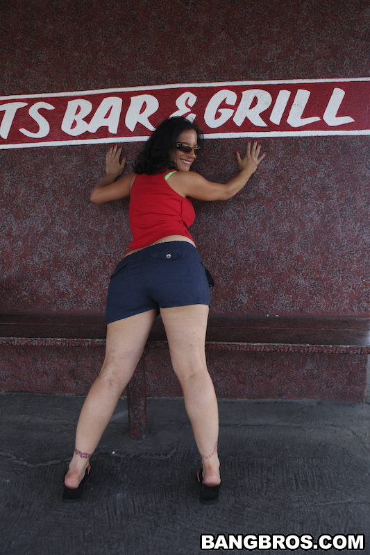 Sehen Sie große Titten von Melissa Monet - heiße Milf draußen posiert in Shorts
 #54979106