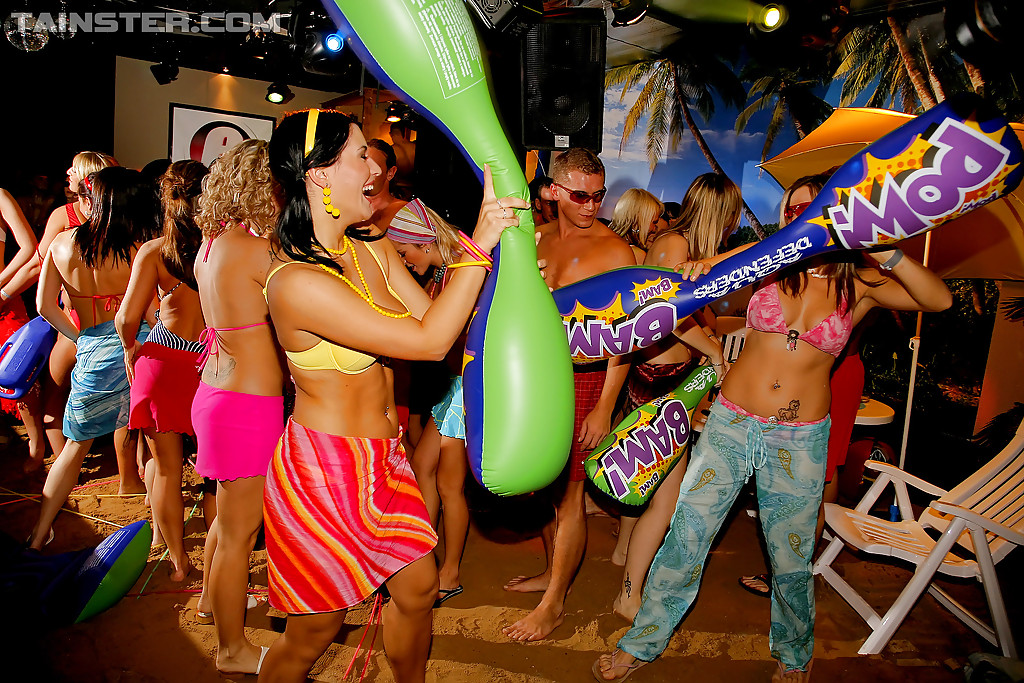 Schwanzhungrige Babes in Bikinis werden auf der Hardcore-Sex-Party verrückt
 #53308687
