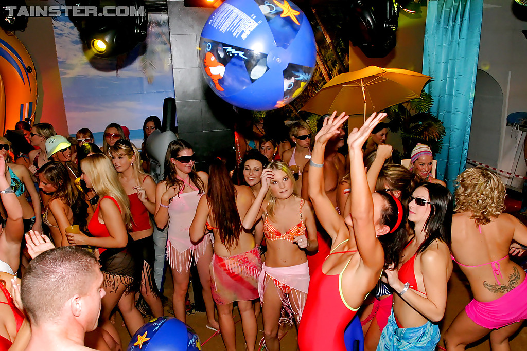 Schwanzhungrige Babes in Bikinis werden auf der Hardcore-Sex-Party verrückt
 #53309195