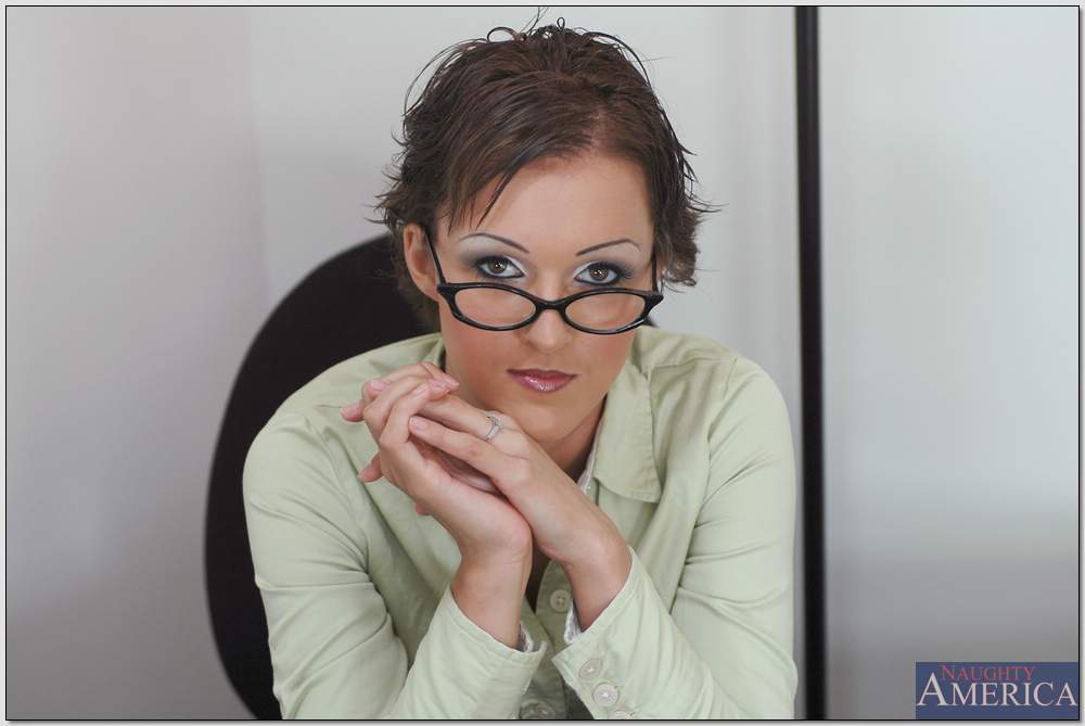 Adorabile segretaria in occhiali Sara Faye fottuto in ufficio
 #51382098