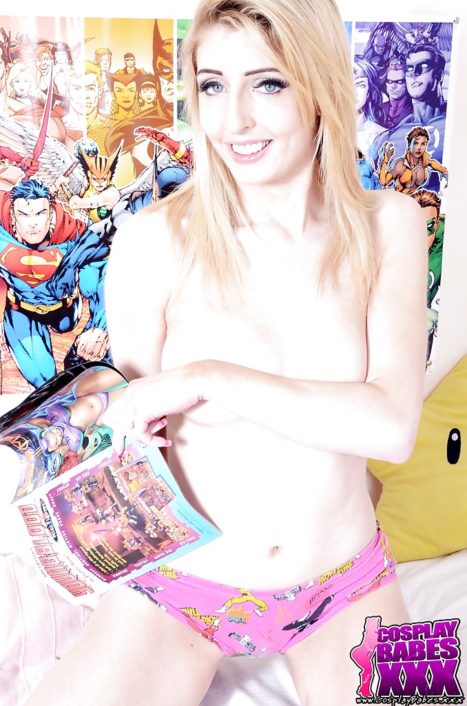 Blond babe e amante dei fumetti Jessica Jensen giocando e masturbando twat
 #50384295