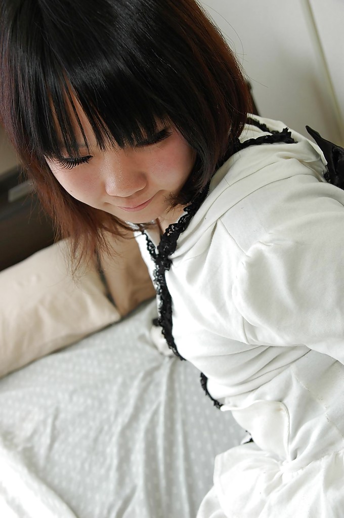 Asiatische Teenagerin Chihiro Tanabe zieht sich aus und spreizt ihre Muschilippen in Großaufnahme
 #50043242