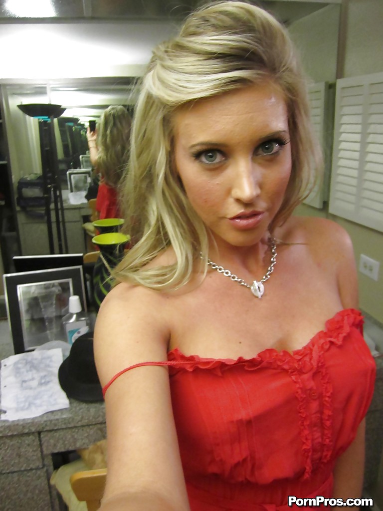 Samantha Saint with big boobs makes amateur shots of her naked body #55436092