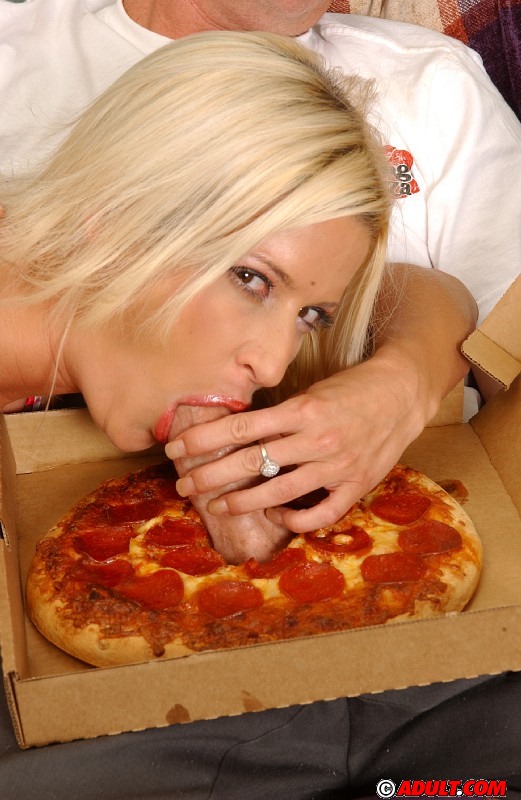 Milf lascive aux gros nichons ronds suce et baise l'outil dur d'un livreur de pizza.
 #50184782