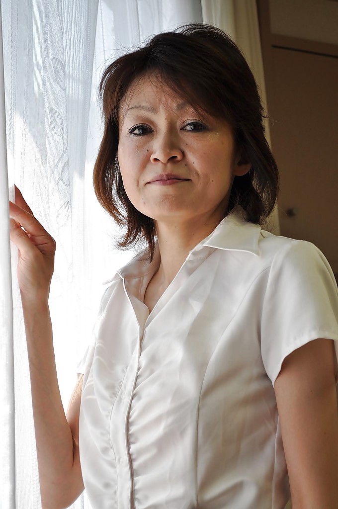 Schüchterne reife asiatische Dame takako kumagaya zieht sich aus und spreizt ihre Beine
 #51207334