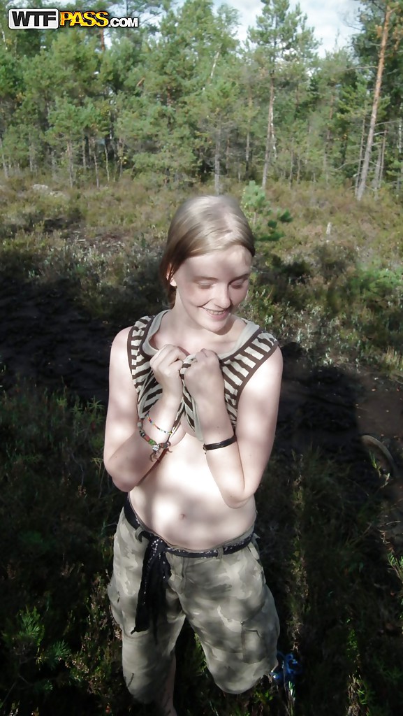 Outdoor-Posing mit wunderbarem Teenie-Babe, das ihren Arsch im Wald zeigt
 #51114970