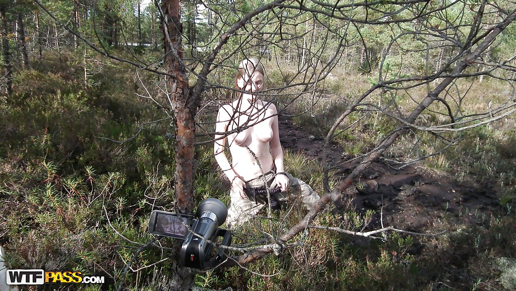 Pose en plein air avec une merveilleuse jeune montrant son cul dans les bois.
 #51114998