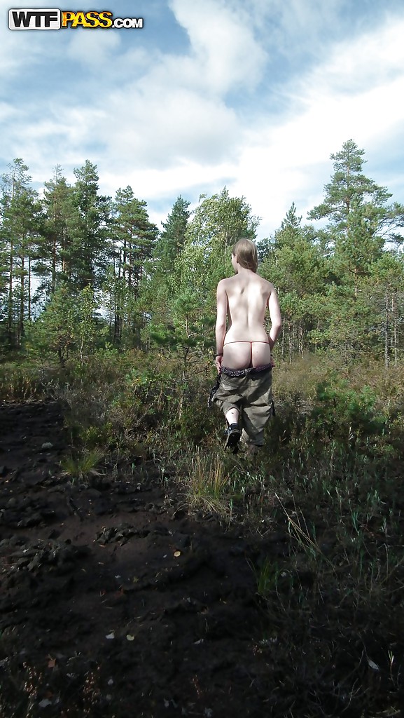 Outdoor-Posing mit wunderbarem Teenie-Babe, das ihren Arsch im Wald zeigt
 #51115014
