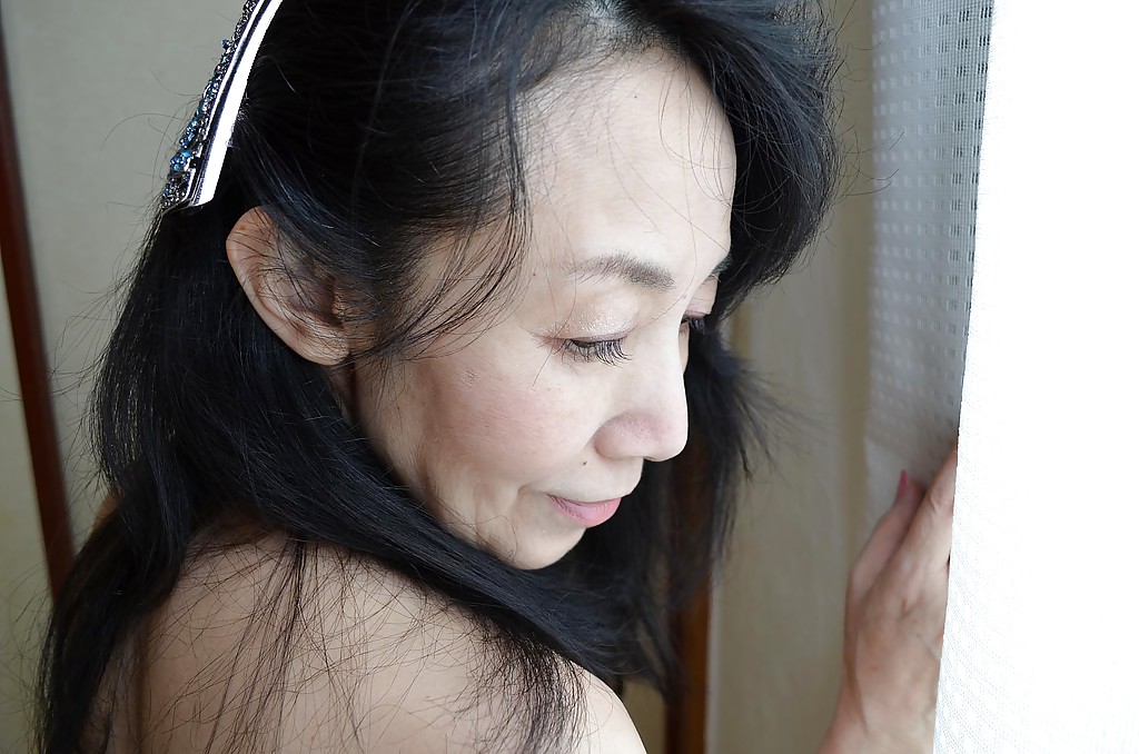 Les seins naturels de tsuyako miyataka qui est une femme mûre et poilue.
 #50053880