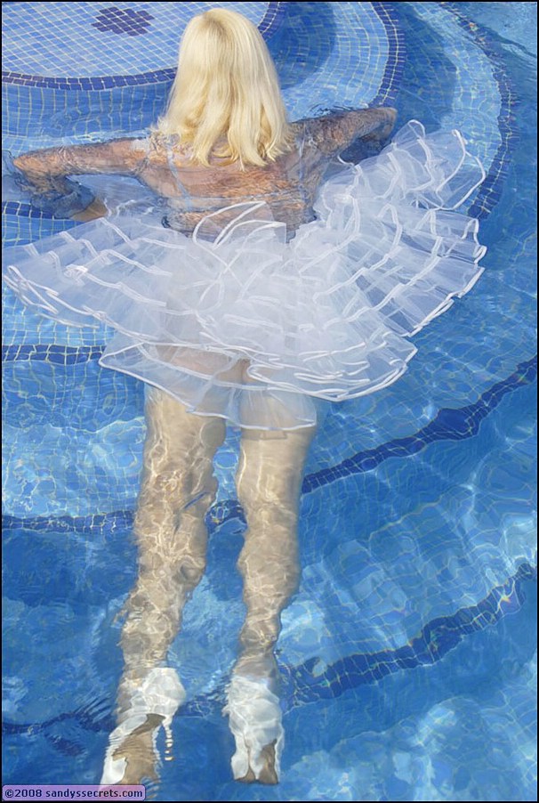 Madura bbw sandy spain splashing en la piscina en medias de nylon y lencería
 #55462997