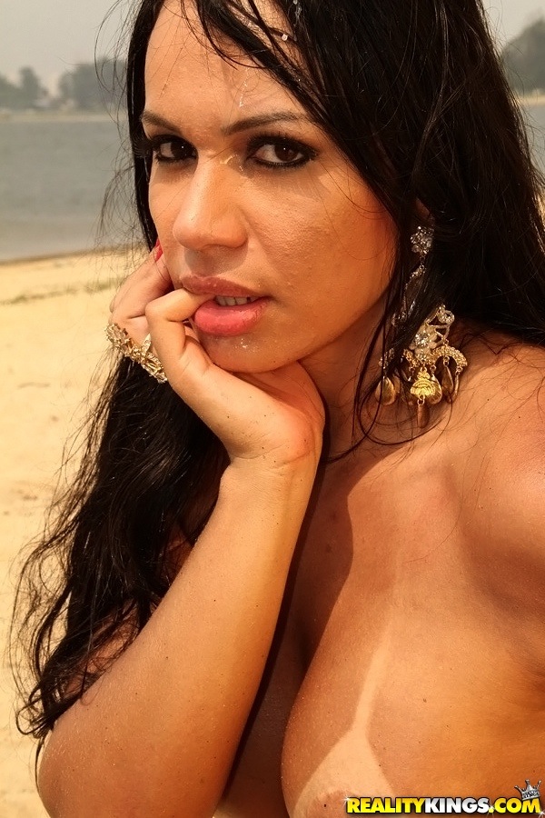 Lecherous latina lassie wird gefickt hardcore auf dem Strand
 #52016505