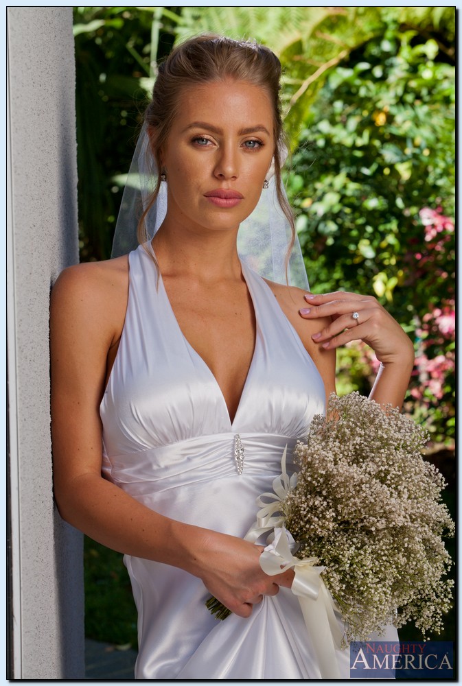 Atemberaubende Braut in Strümpfen entledigt sich ihres Kleides und ihrer Unterwäsche
 #50101901