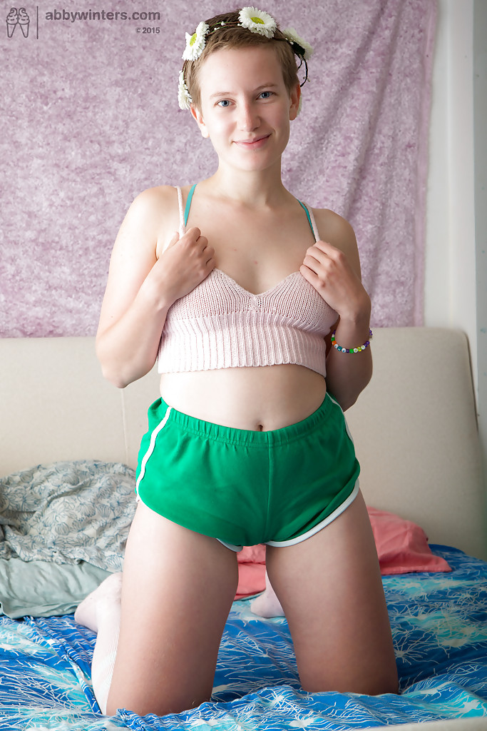 Kurzhaarige Teenagerin Zina zieht ihre Sportkleidung aus, um nackt zu posieren
 #52321797