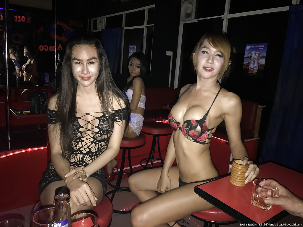 Transexuales asiáticos mostrando las tetas y la molienda, mientras que el baile en el club de striptease
 #51866693