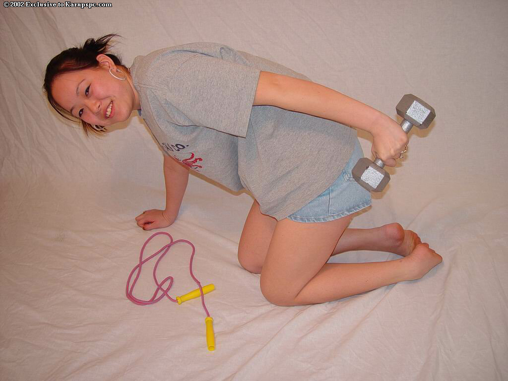 La joven asiática china se desnuda y juega con juguetes
 #50038302