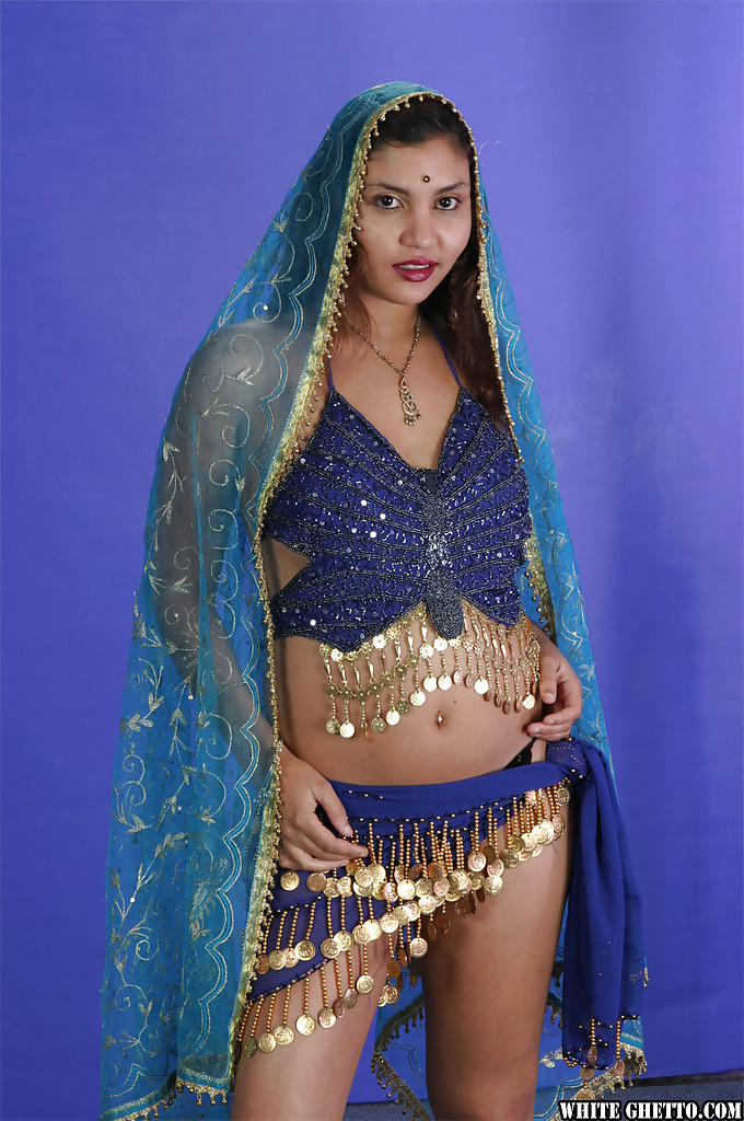 Sexy indisches Babe auf High Heels entblößt langsam ihre verlockenden Kurven
 #51174734