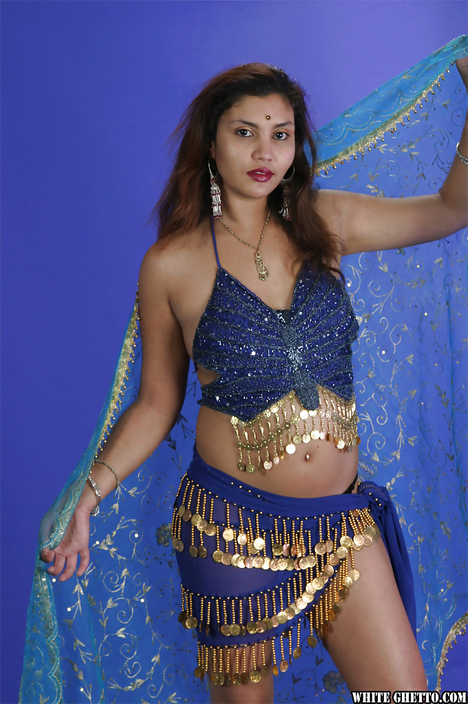 Sexy indisches Babe auf High Heels entblößt langsam ihre verlockenden Kurven
 #51174748