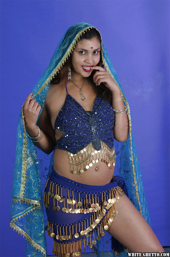 ハイヒールを履いたセクシーなインド人女性が、魅力的な体のラインをゆっくりと見せてくれる
 #51174756