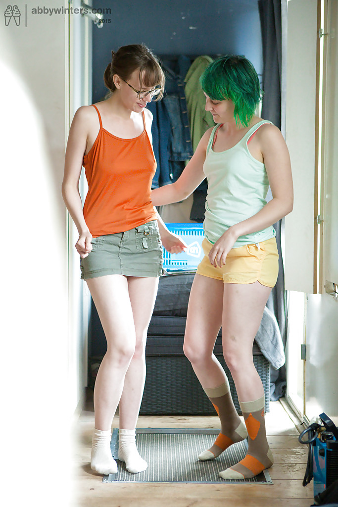 Wunderschöne lesbische Teens Bobbie und Mila verkleiden sich nach dem Sex
 #50967862