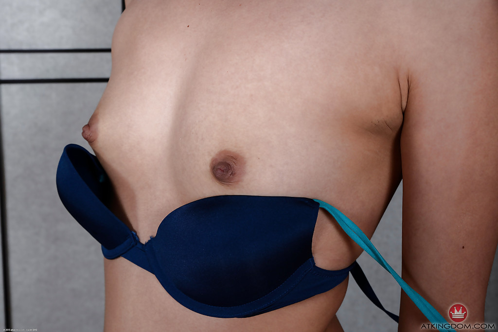 アマチュア・ソロ・ガールのミラ・ジェイドがブラジャーから小さな乳房と勃起した乳首を解放する
 #51678660