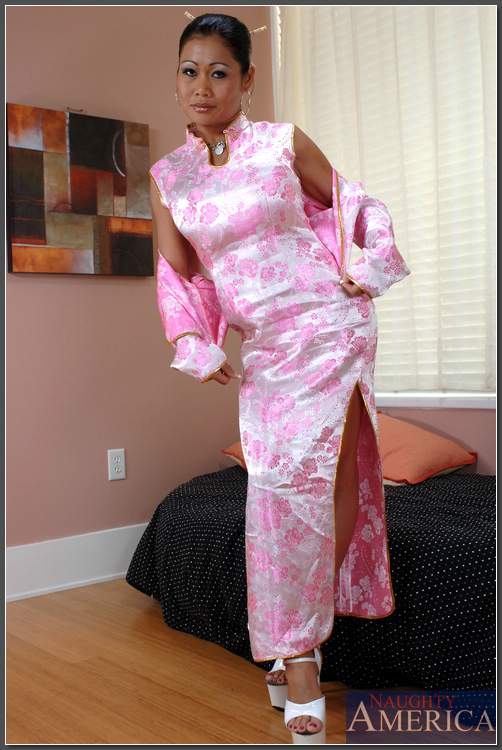 Sexy asiatische Babe charina lee Streifen aus einem Seidenkleid und Höschen
 #50042407