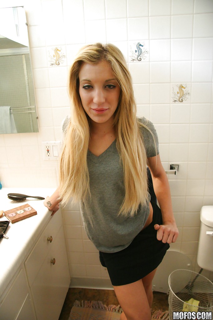 Amy Brooke, une blonde au cul rond, exhibe sa nouvelle culotte.
 #52650498