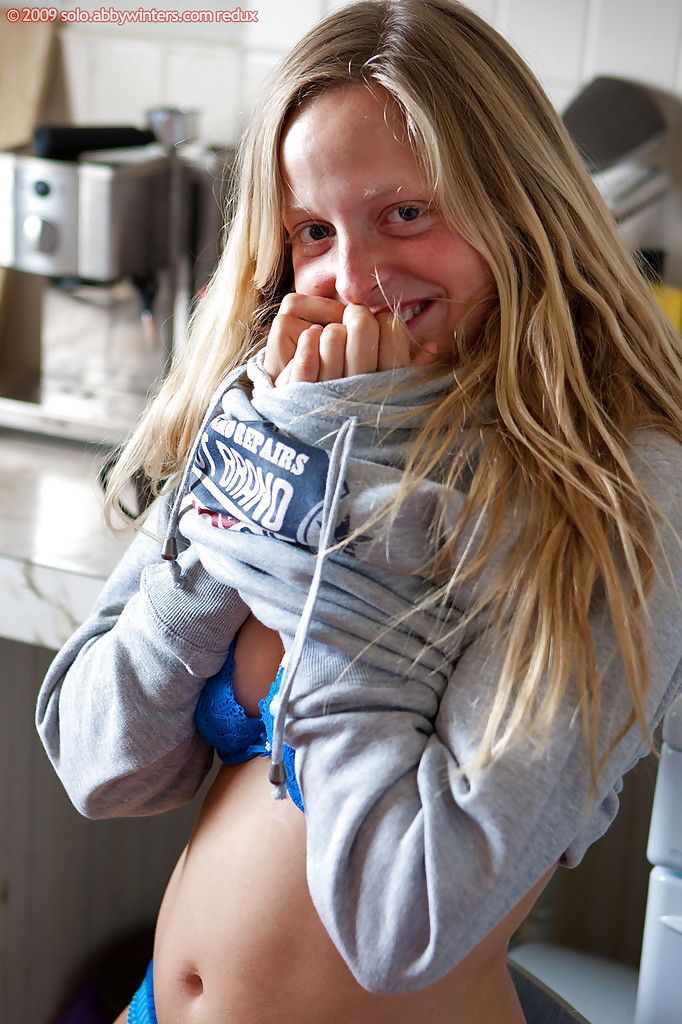 Blonde Teenager alena zieht Höschen und Socken aus, um ihren jungen Körper nackt zu präsentieren
 #51307425