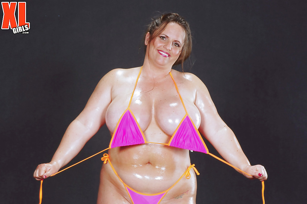 Fat chick Gina Marie La Montana releases big oiled tits from bikini #51398008