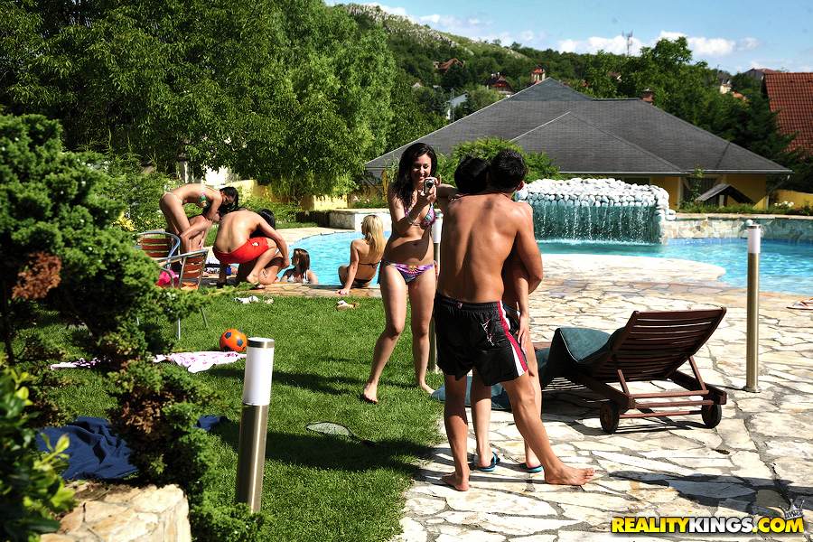 Geile Hotties geben Blowjobs und ficken Hardcore auf der Pool-Party
 #51457103