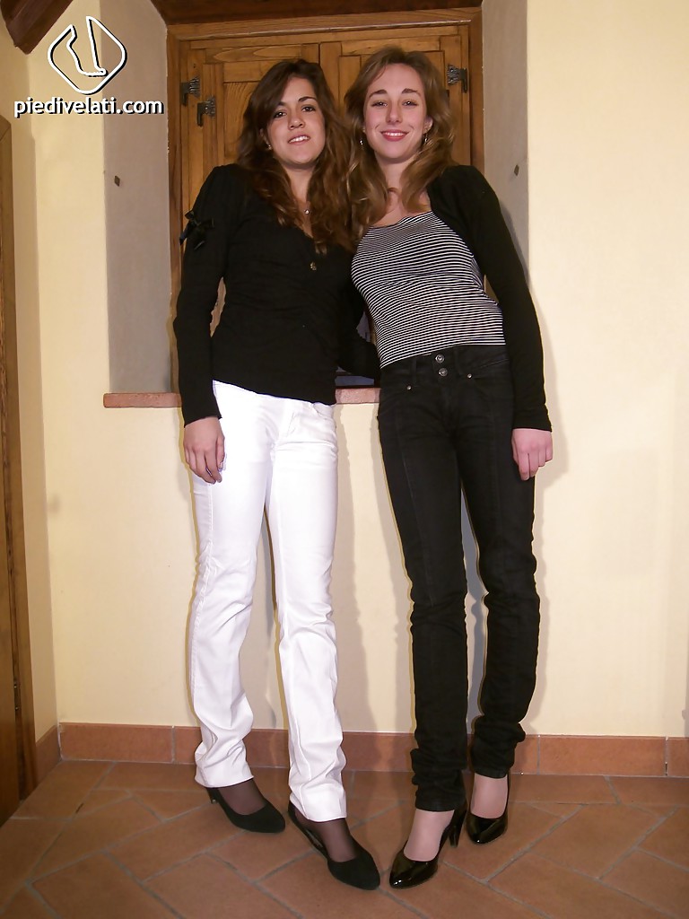 Deux jolies filles costanza et giorgia adorent montrer leurs jambes.
 #51355742