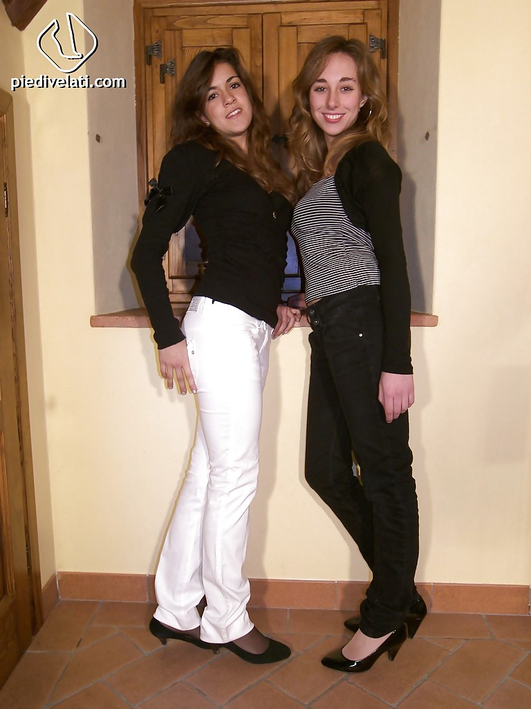 Deux jolies filles costanza et giorgia adorent montrer leurs jambes.
 #51355745