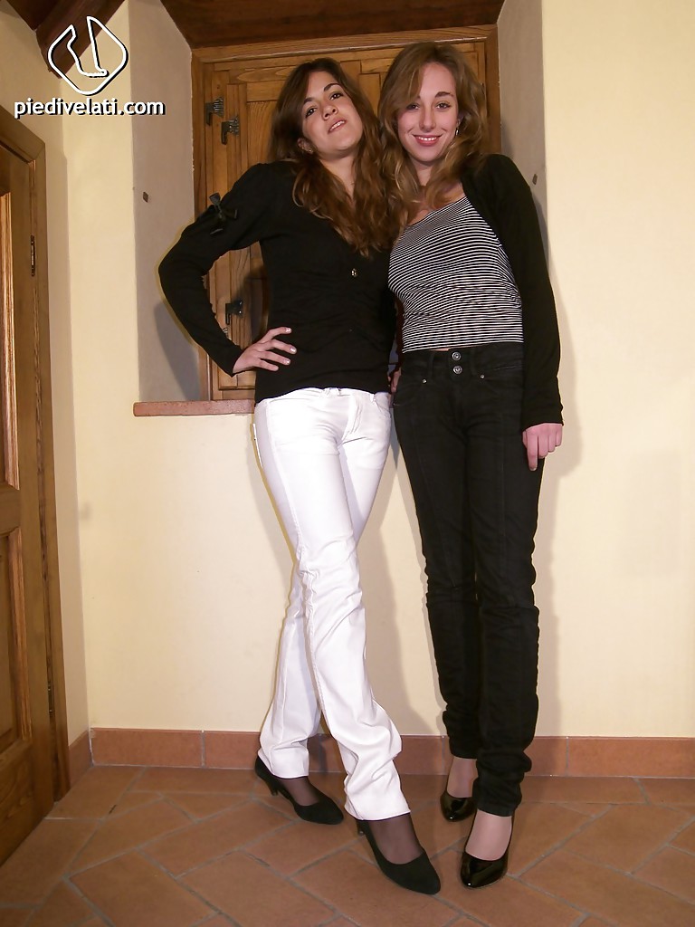 Deux jolies filles costanza et giorgia adorent montrer leurs jambes.
 #51355753