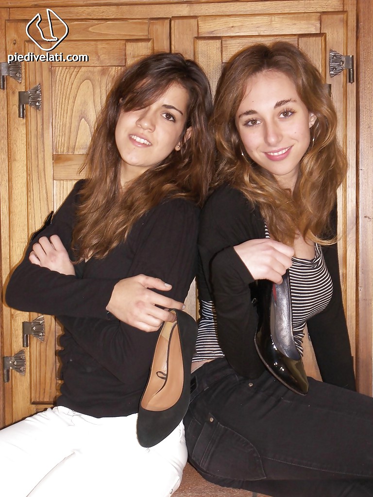 Deux jolies filles costanza et giorgia adorent montrer leurs jambes.
 #51355763
