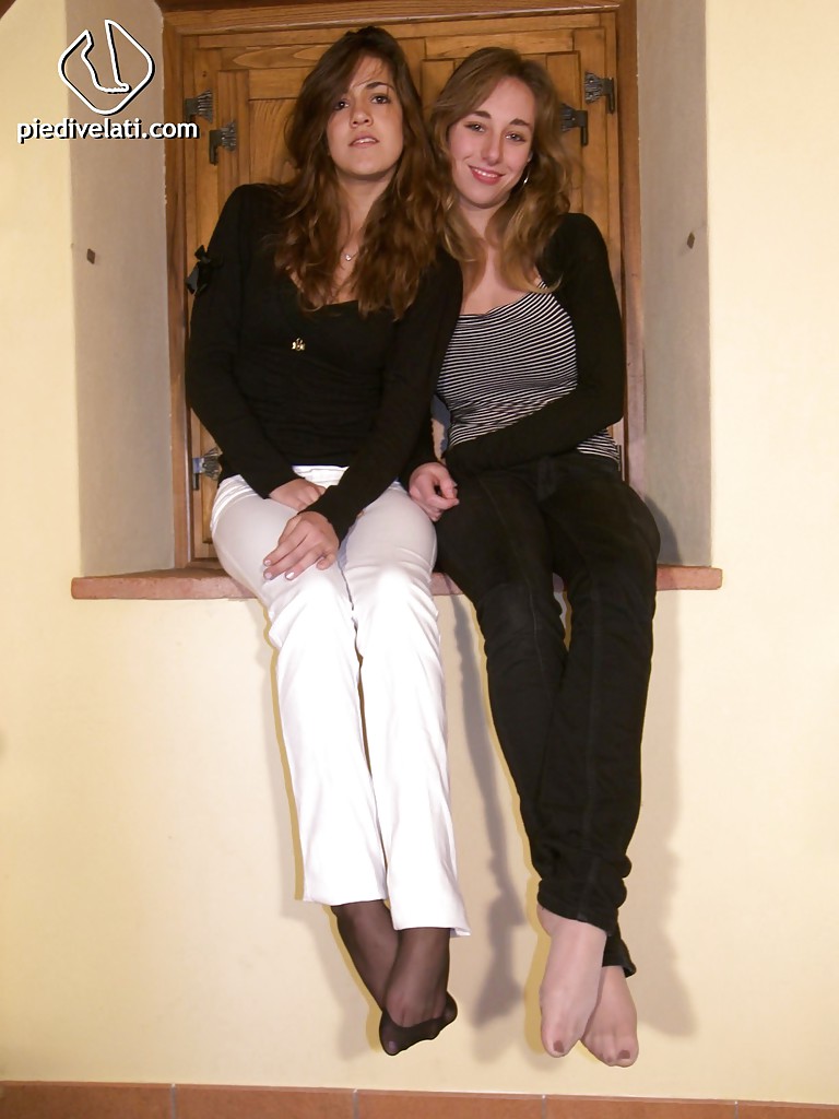 Deux jolies filles costanza et giorgia adorent montrer leurs jambes.
 #51355773