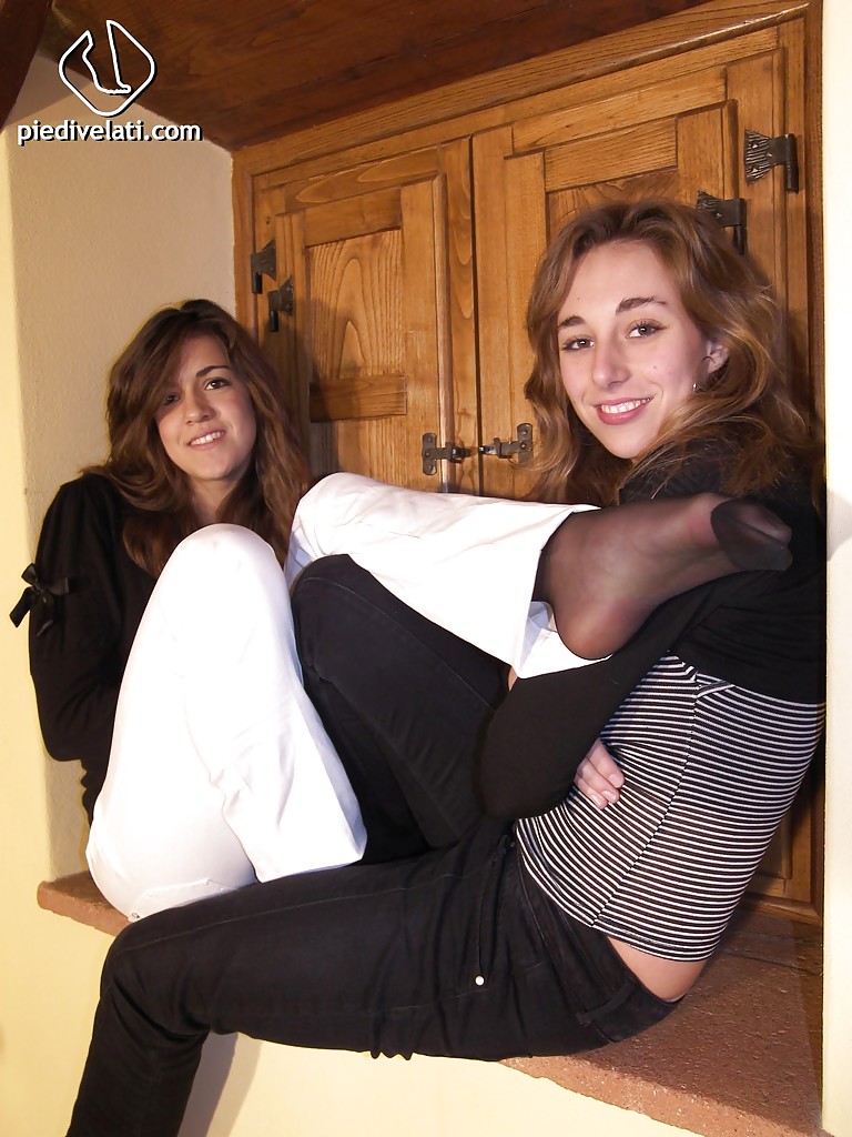Deux jolies filles costanza et giorgia adorent montrer leurs jambes.
 #51355803