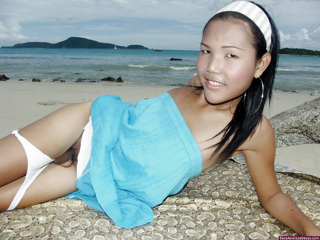 Une petite ladyboy mignonne exhibe sa bite dure en plein air.
 #51902223