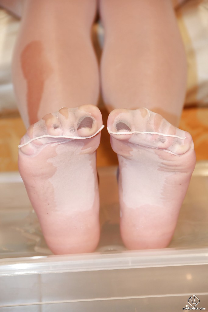 Valentina amante dei piedi bagnati indossa collant dall'aspetto caldo
 #51376421