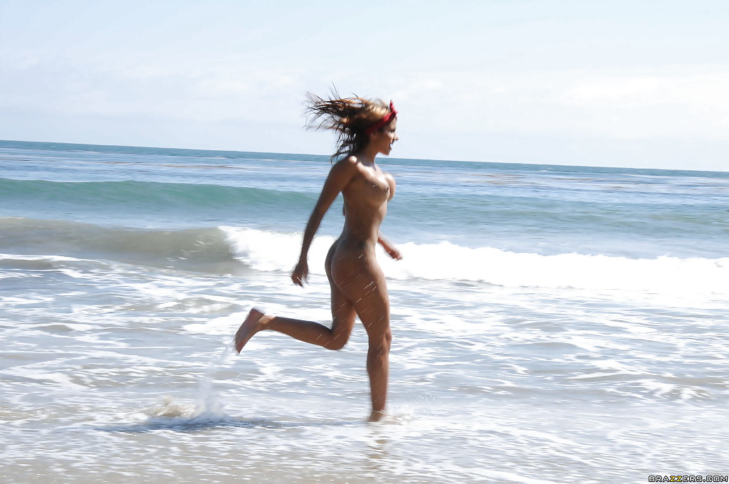 Verspielte Latina Anita Toro entblößt ihren herrlich eingeölten Körper am Strand
 #50160612