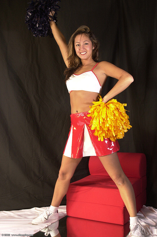 Amateur Latina Küken Mailia Freigabe winzige Brüste aus Cheerleader-Outfit
 #50312502