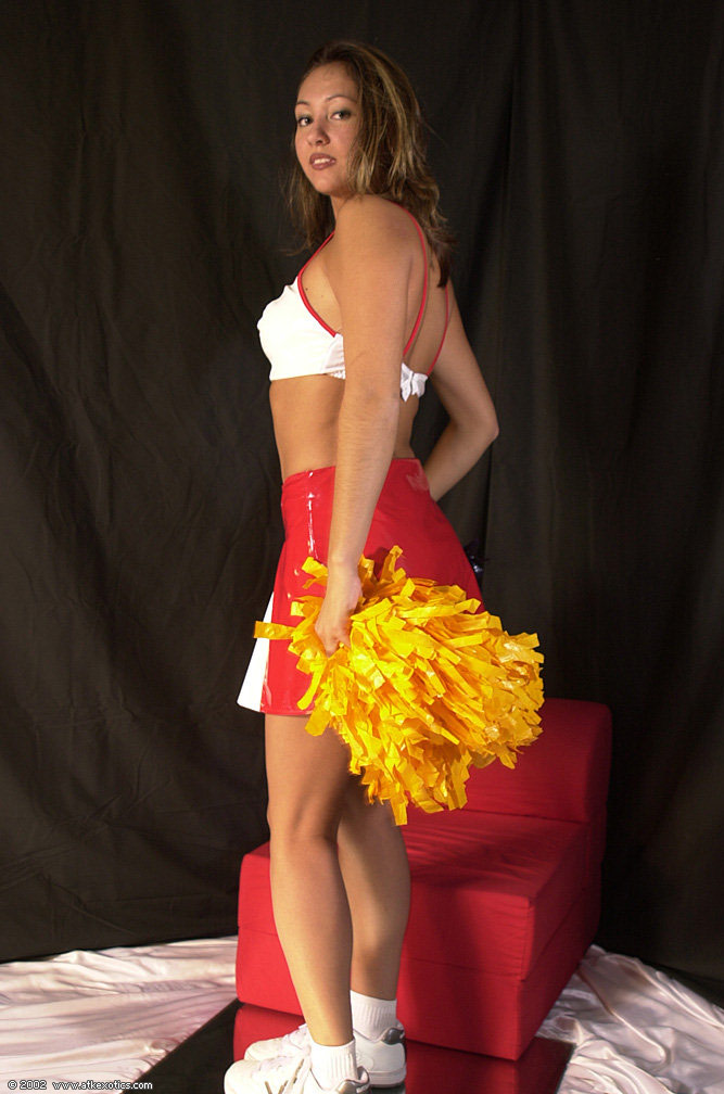 Amateur Latina Küken Mailia Freigabe winzige Brüste aus Cheerleader-Outfit
 #50312512