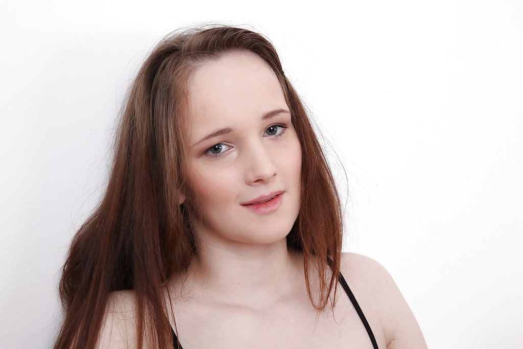 Nancy, con las tetas caídas, juega con su coño hinchado y su clítoris
 #51517656