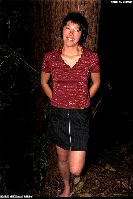 Amanda amatoriale asiatica che si spoglia nuda nei boschi di notte per mostrare la fica pelosa
 #52630803