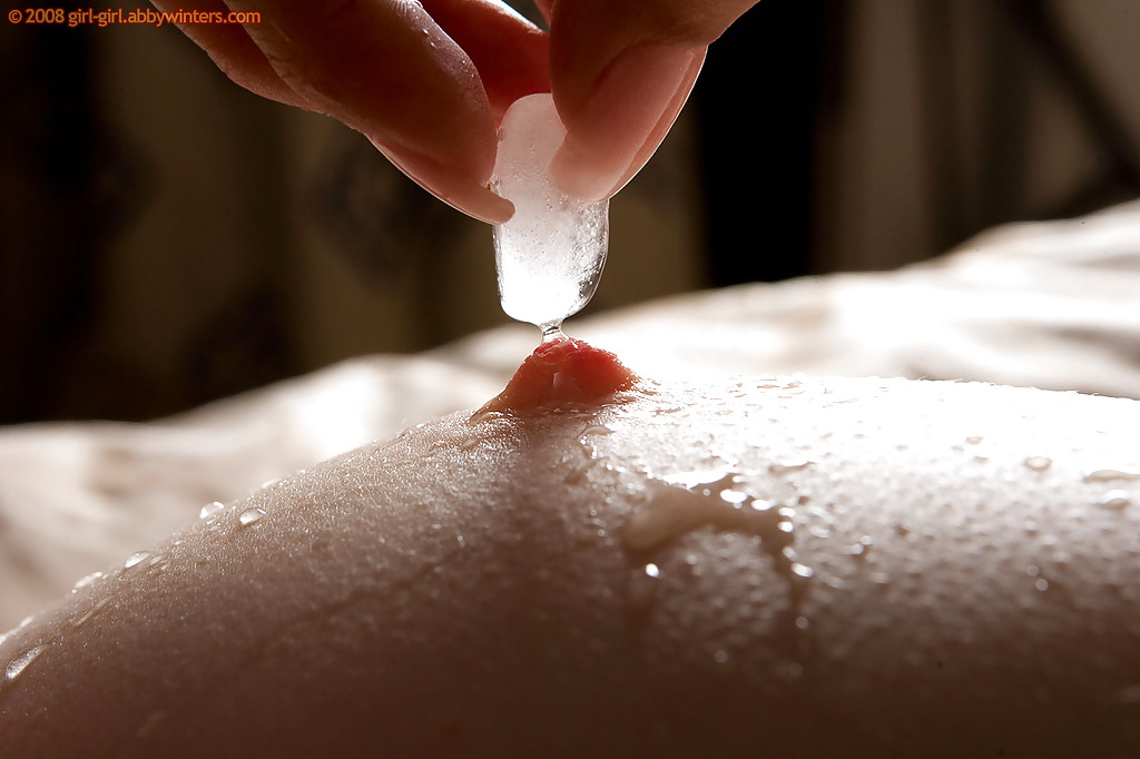 Kinky girls Cleo and Larissa M suck face and use ice cubes on hard nipples #52281869