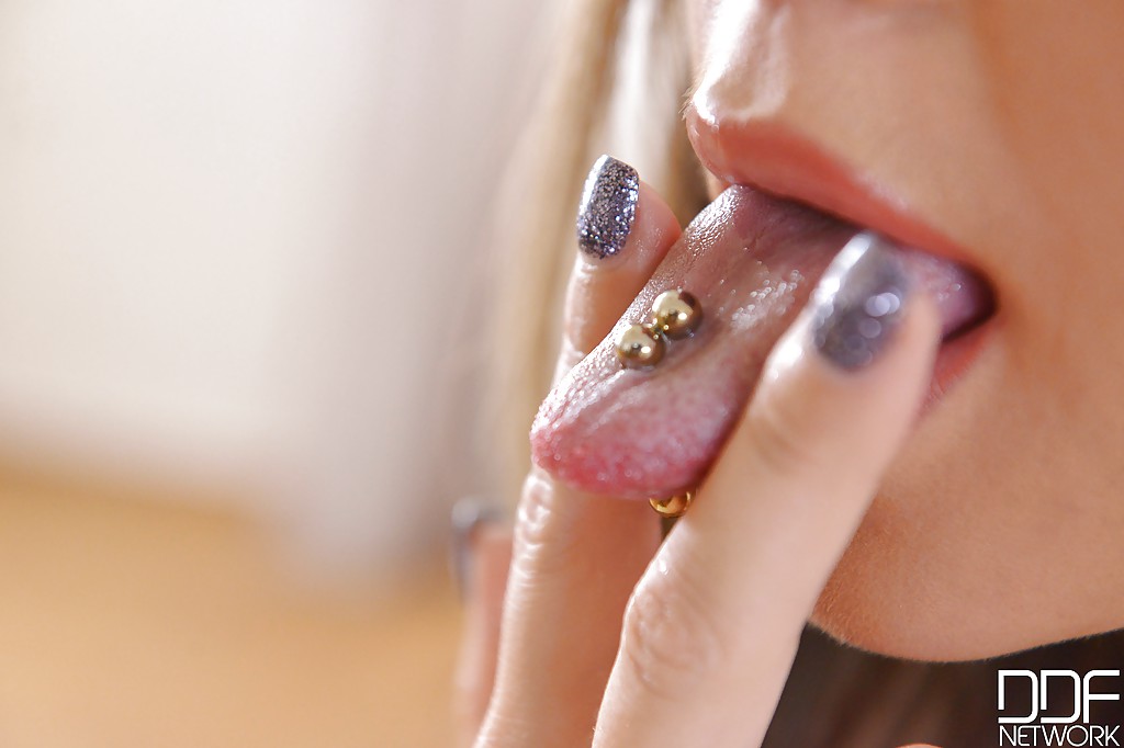 Hübsches Solo-Babe Natalia Forrest zeigt ihre gepiercte Zunge aus der Nähe
 #51458666