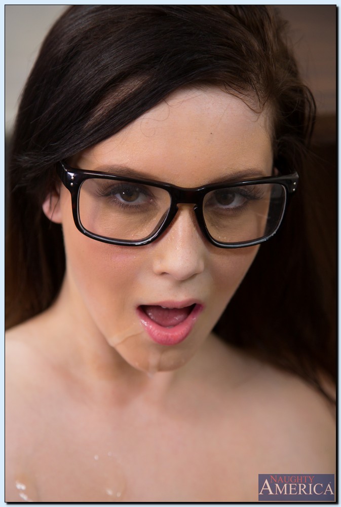 La studentessa formosa con gli occhiali Noelle Easton ingoia e scopa un grosso cazzone nero
 #50350986