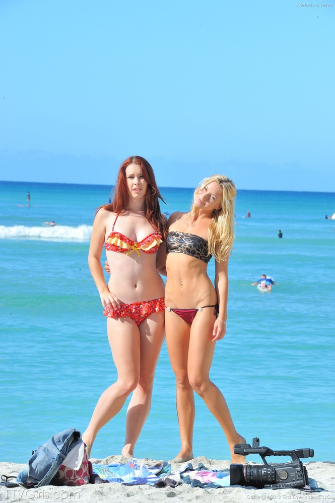 Chicas lesbianas en bikini besando, tongando y mostrando el culo caliente en la playa
 #50152400